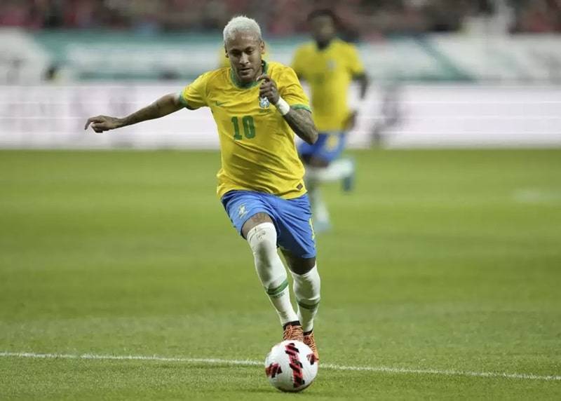 Sự nghiệp bóng đá của chàng samba hiện đại